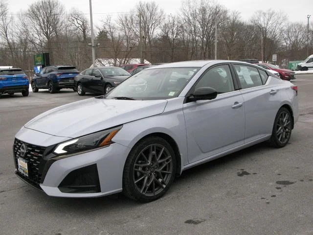 2023 Nissan Altima 2.0 SR — photo
