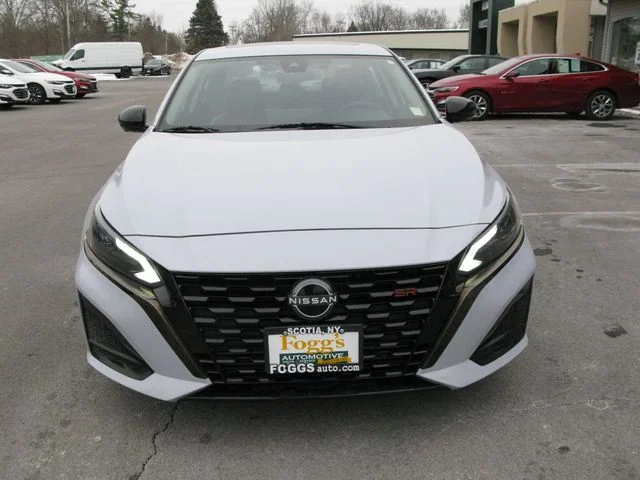 2023 Nissan Altima 2.0 SR — photo