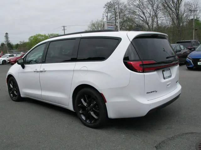 2025 Chrysler Pacifica Limited — photo