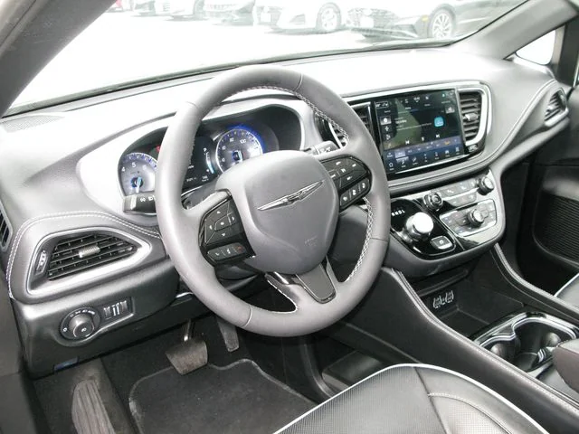 2025 Chrysler Pacifica Limited — photo