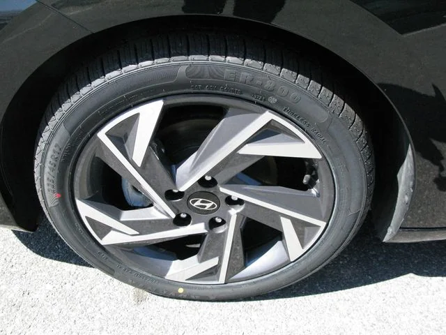 2025 Hyundai ELANTRA Limited — photo
