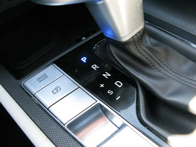 2025 Hyundai ELANTRA Limited — photo