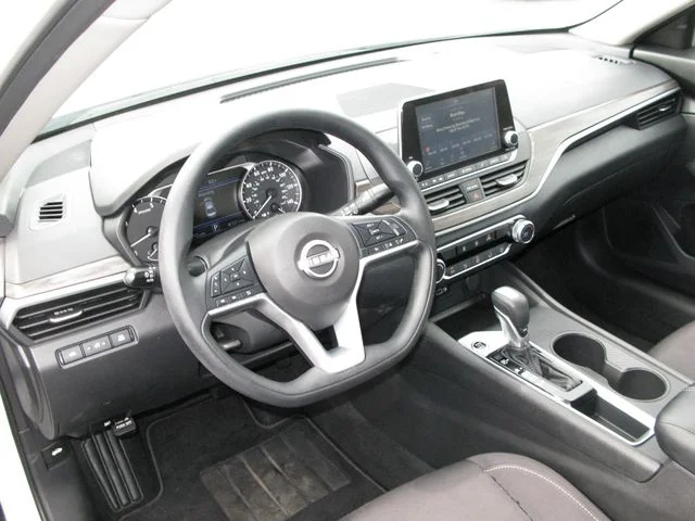 2025 Nissan Altima 2.5 SV — photo