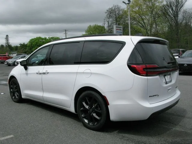 2025 Chrysler Pacifica Limited — photo