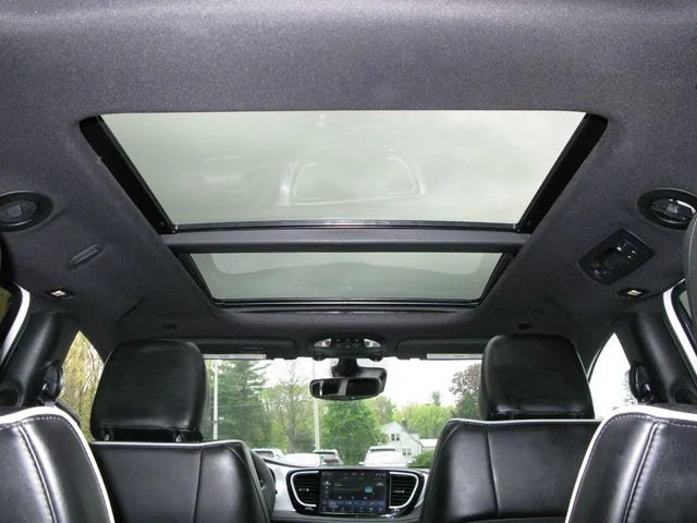 2025 Chrysler Pacifica Limited — photo