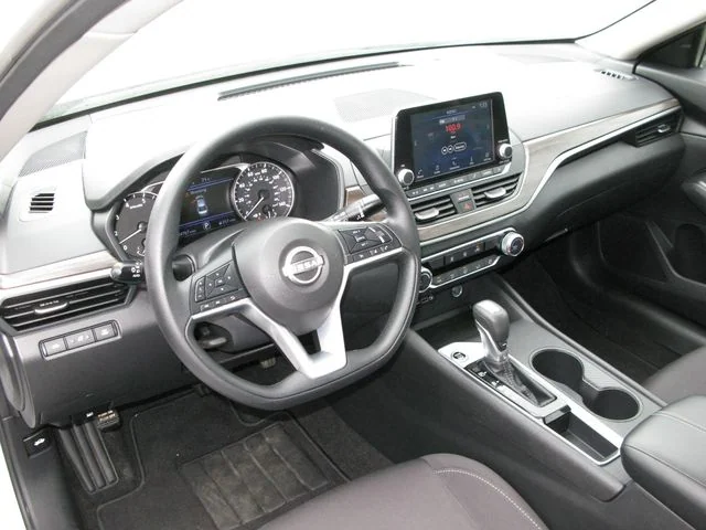 2025 Nissan Altima 2.5 SV — photo