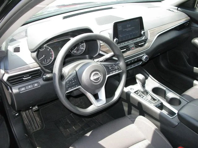 2025 Nissan Altima 2.5 SV — photo