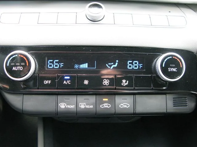 2024 Hyundai ELANTRA SEL — photo