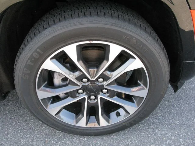 2023 Jeep Grand Cherokee Overland 4xe — photo
