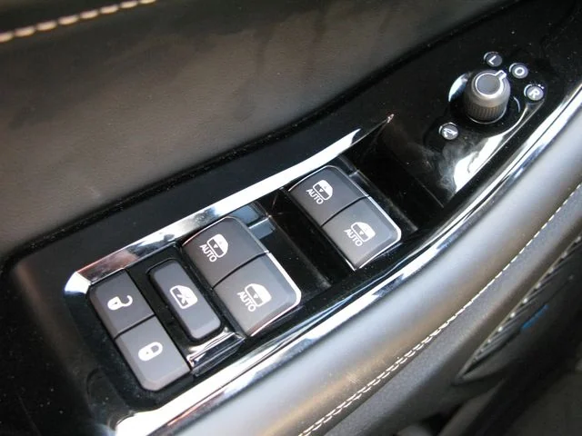 2023 Jeep Grand Cherokee Overland 4xe — photo