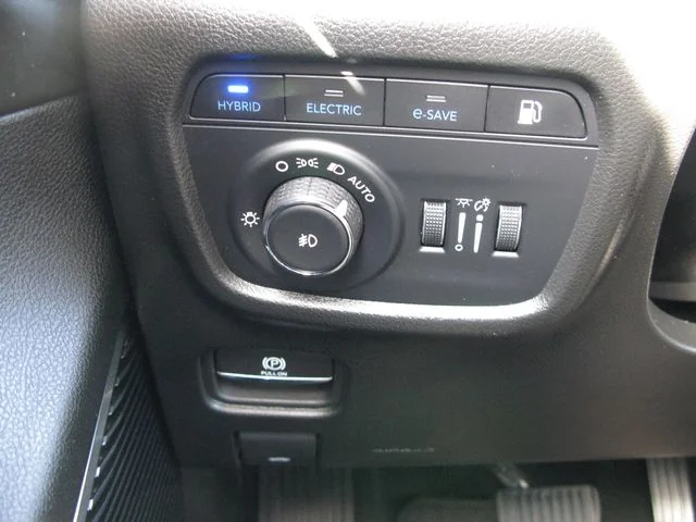 2023 Jeep Grand Cherokee Overland 4xe — photo