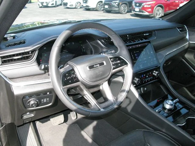 2023 Jeep Grand Cherokee Overland 4xe — photo