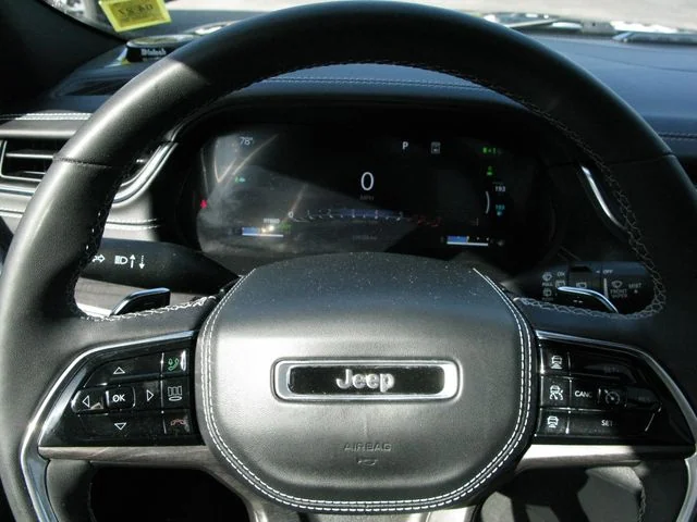 2023 Jeep Grand Cherokee Overland 4xe — photo