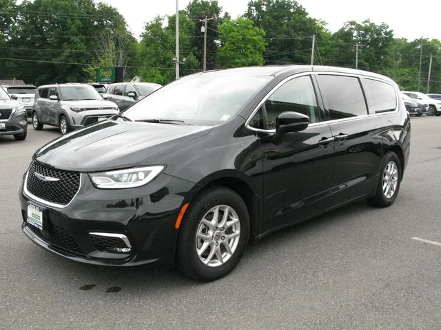 2023 Chrysler Pacifica Touring L — photo