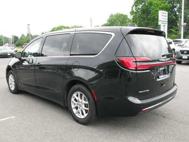 2023 Chrysler Pacifica Touring L — photo
