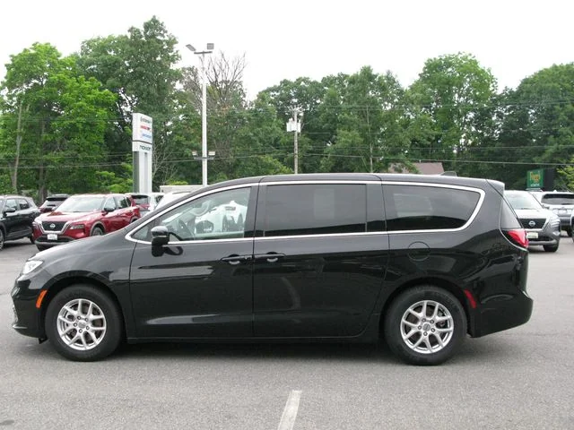 2023 Chrysler Pacifica Touring L — photo