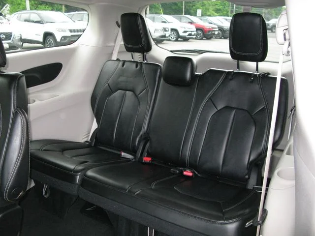 2023 Chrysler Pacifica Touring L — photo