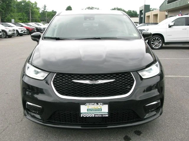 2023 Chrysler Pacifica Touring L — photo