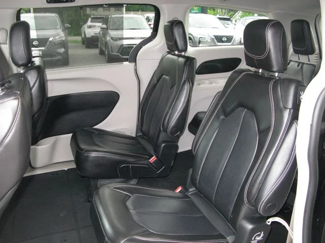 2023 Chrysler Pacifica Touring L — photo