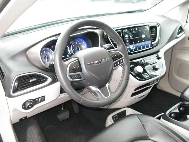 2023 Chrysler Pacifica Touring L — photo