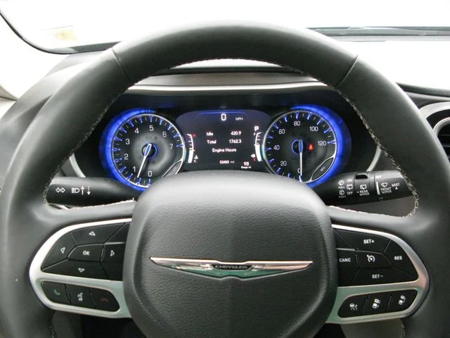 2023 Chrysler Pacifica Touring L — photo