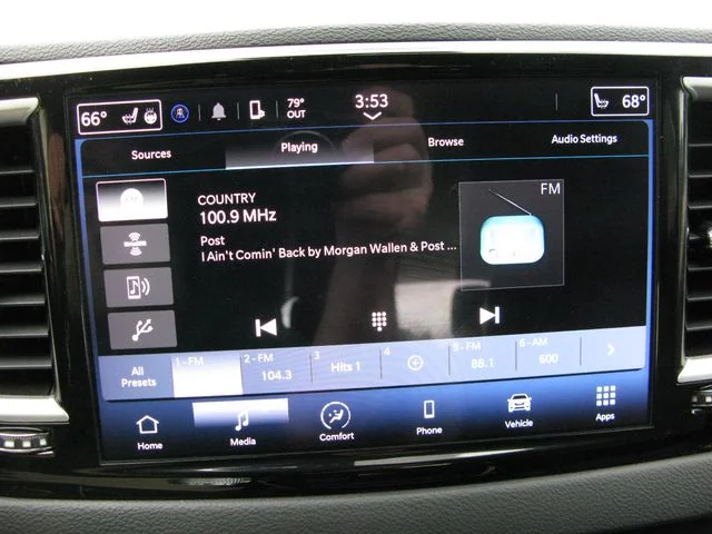 2023 Chrysler Pacifica Touring L — photo