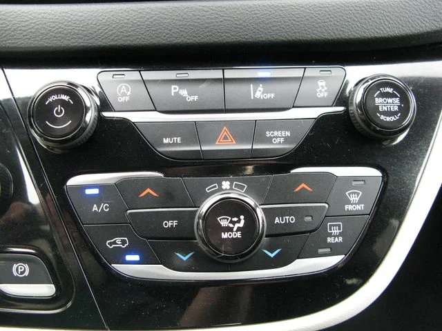 2023 Chrysler Pacifica Touring L — photo