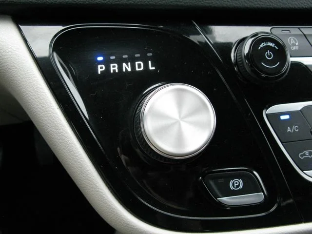 2023 Chrysler Pacifica Touring L — photo