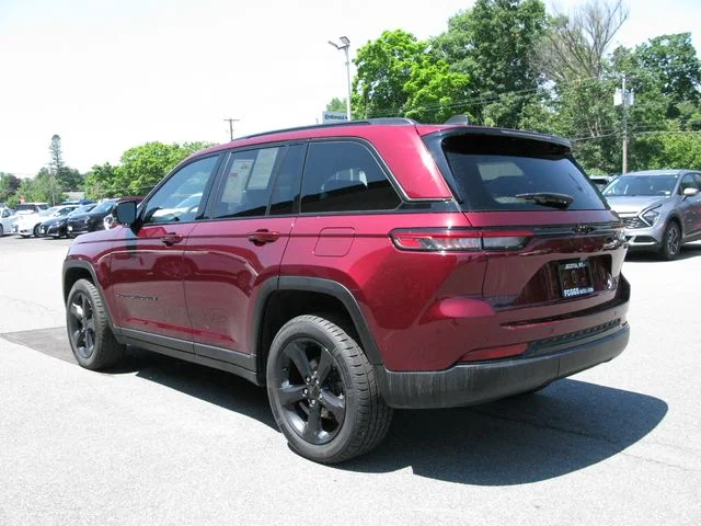 2023 Jeep Grand Cherokee Altitude — photo