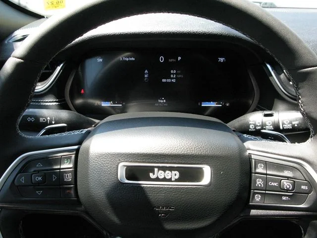 2023 Jeep Grand Cherokee Altitude — photo