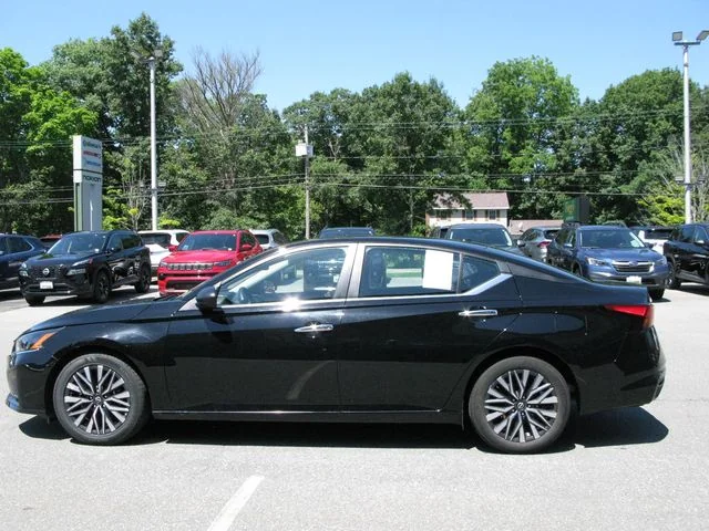 2024 Nissan Altima 2.5 SV — photo