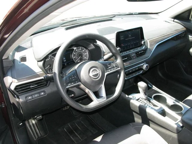 2024 Nissan Altima 2.5 SV — photo