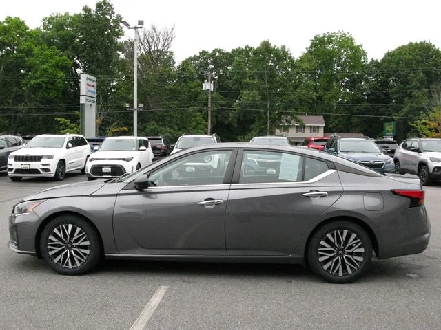 2024 Nissan Altima 2.5 SV — photo