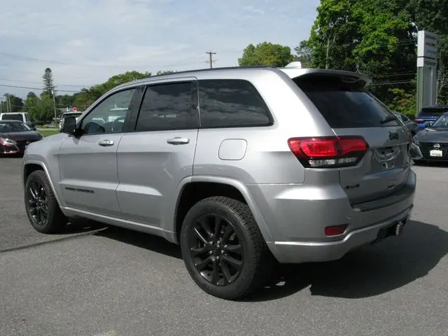 2020 Jeep Grand Cherokee Altitude — photo
