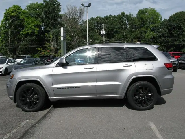 2020 Jeep Grand Cherokee Altitude — photo