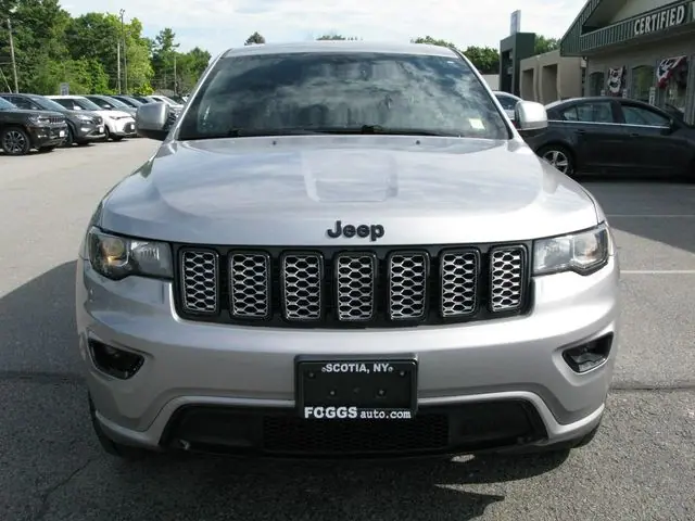 2020 Jeep Grand Cherokee Altitude — photo
