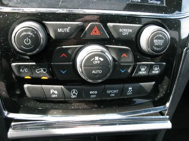 2020 Jeep Grand Cherokee Altitude — photo