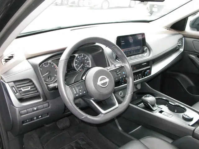 2023 Nissan Rogue SV — photo