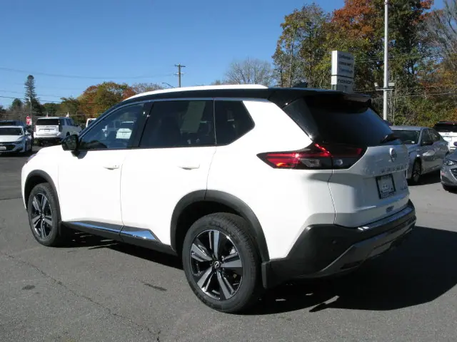 2023 Nissan Rogue SL — photo