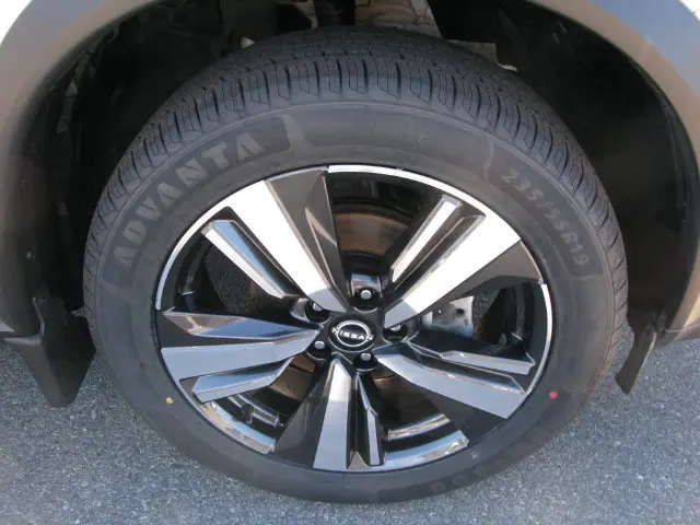 2023 Nissan Rogue SL — photo