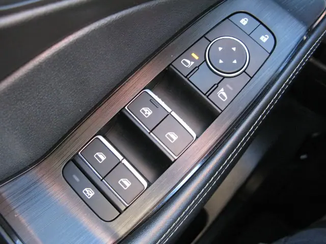 2023 Nissan Rogue SL — photo