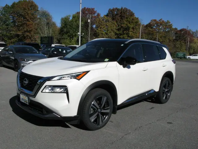 2023 Nissan Rogue SL — photo