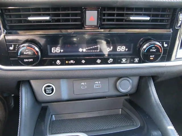 2023 Nissan Rogue SL — photo