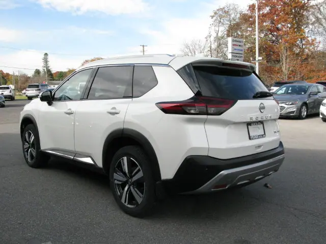 2023 Nissan Rogue SL — photo