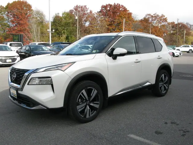 2023 Nissan Rogue SL — photo
