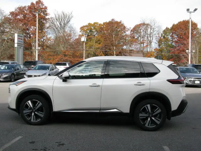 2023 Nissan Rogue SL — photo