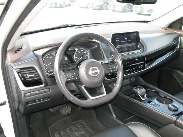 2023 Nissan Rogue SL — photo