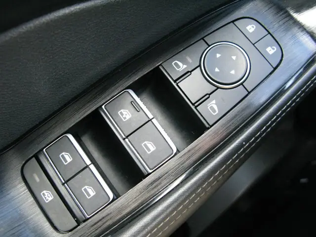 2023 Nissan Rogue SL — photo